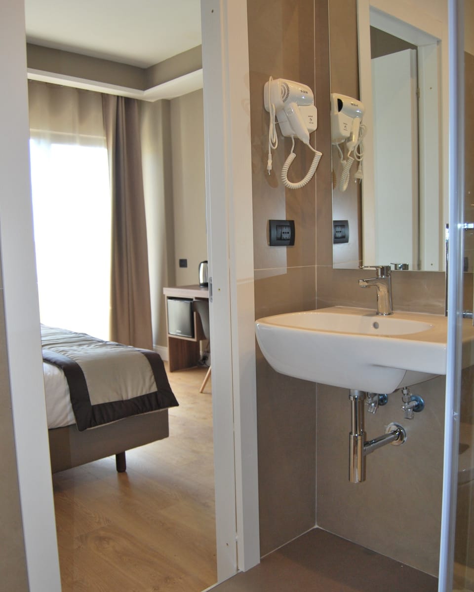Design Room, 1 King Bed | Bathroom sink