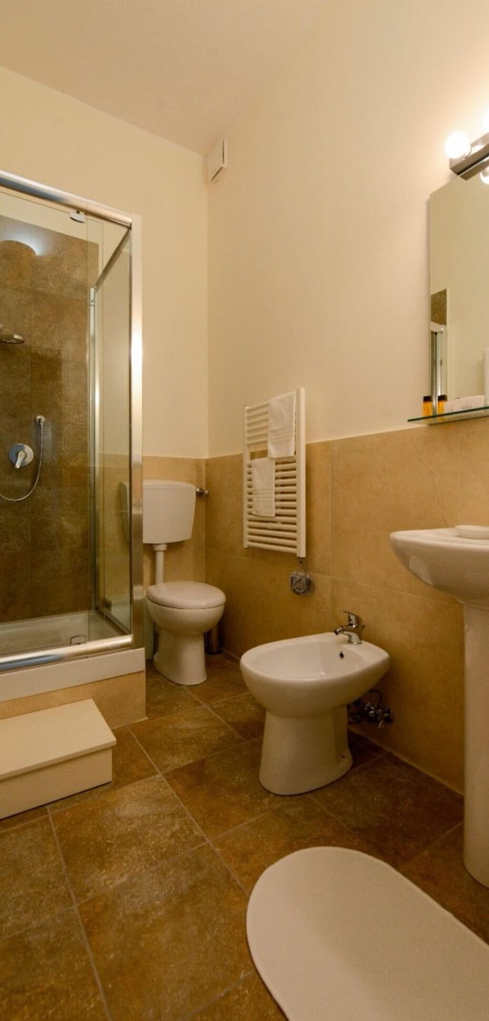 Standard Double Room | Bathroom | Shower, hair dryer, bidet, towels