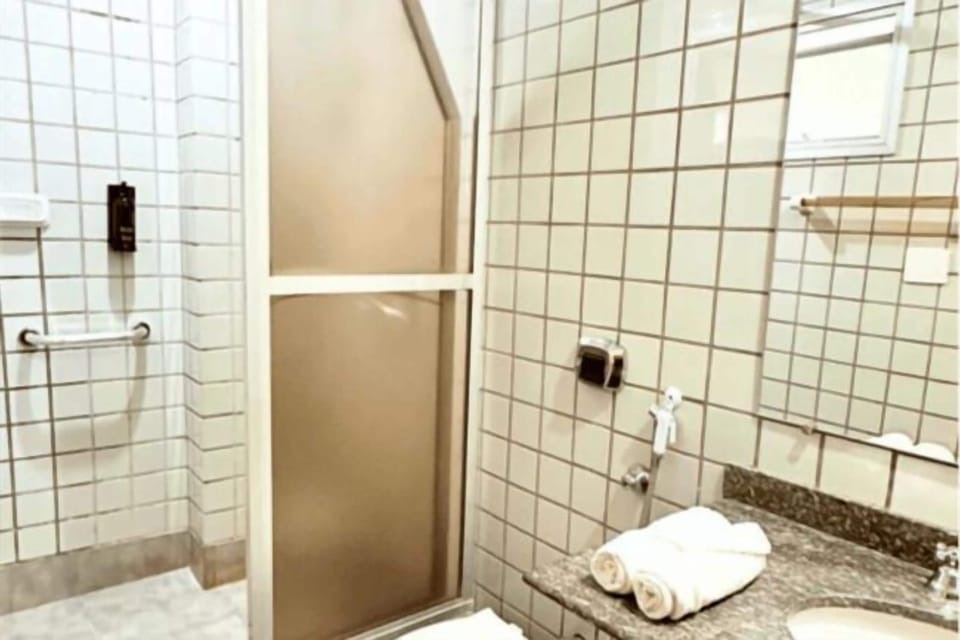 Standard Apartment (Especial) | Bathroom | Shower, rainfall showerhead, free toiletries, towels