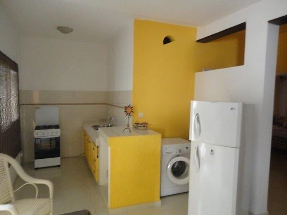 Fridge, cookware/dishes/utensils