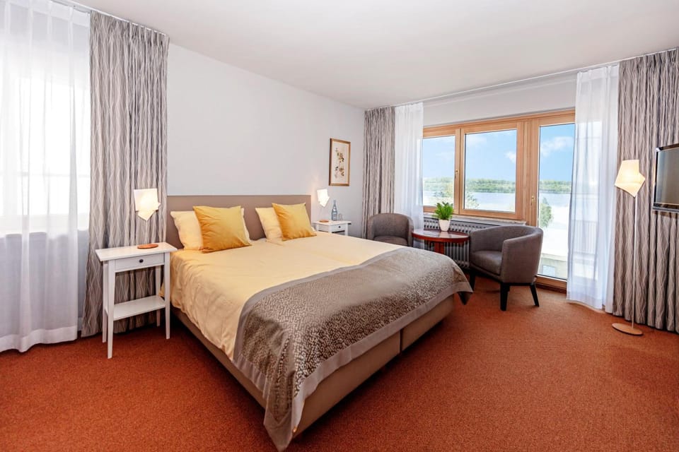 Minibar, in-room safe, free WiFi