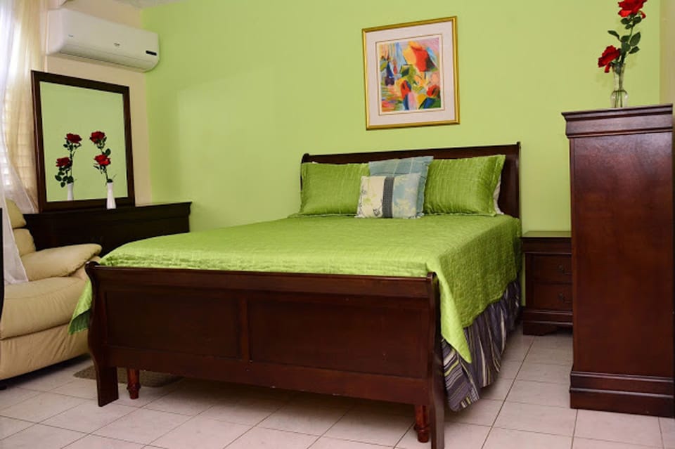 Comfort Studio, 1 Queen Bed, Non Smoking | Premium bedding, in-room safe, desk, iron/ironing board