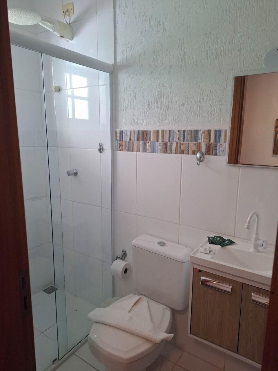 Shower, free toiletries, towels