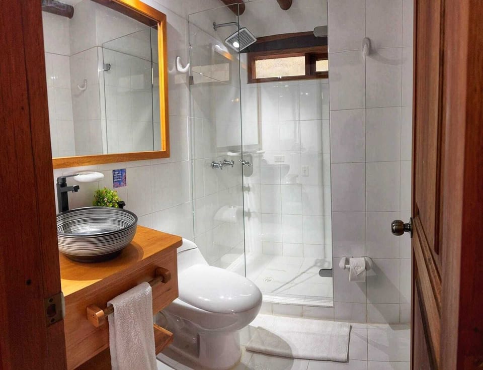 Habitación Triple Estándar, Balcón y Vista al Jardín | Bathroom | Designer toiletries, hair dryer, heated floors, towels