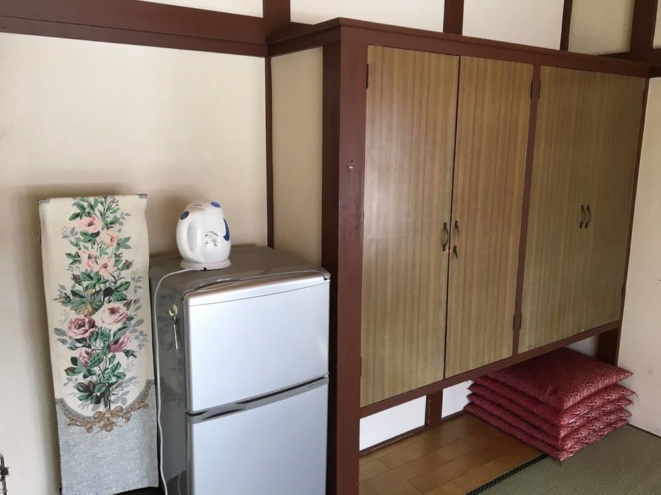 Desk, WiFi (free)