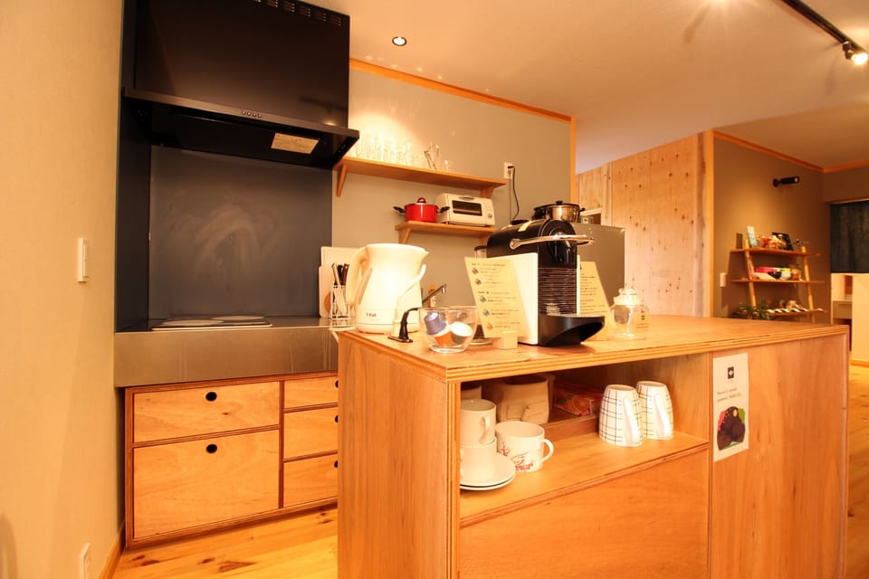 Coffee/tea maker, fridge, microwave, stovetop