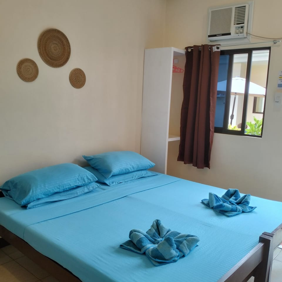 Budget Room - Shared Bathroom | Desk, iron/ironing board, free WiFi