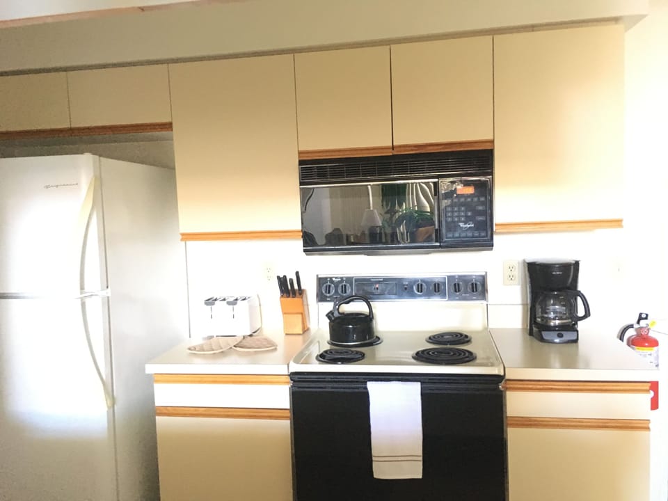 House, 3 Bedrooms, Garden View, Poolside | Private kitchen | Coffee/tea maker, fridge, microwave, oven