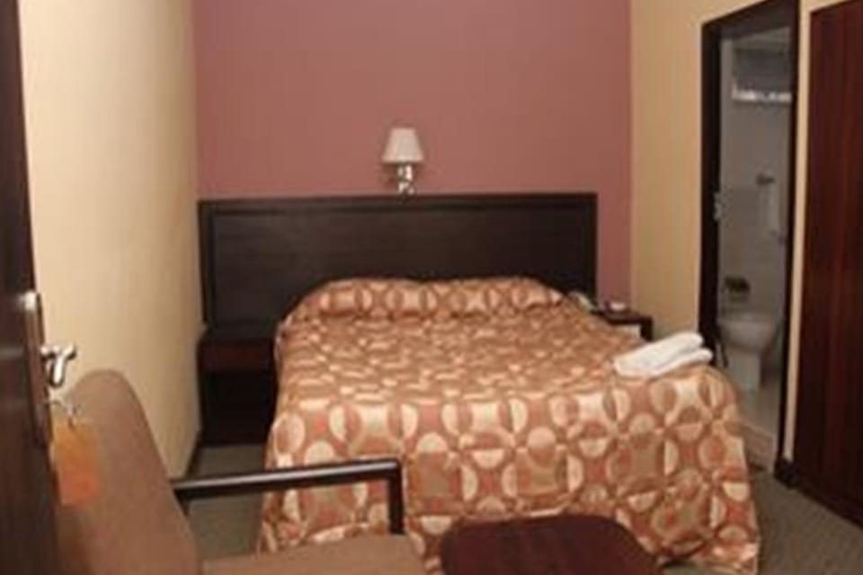Deluxe Room | Desk, free WiFi