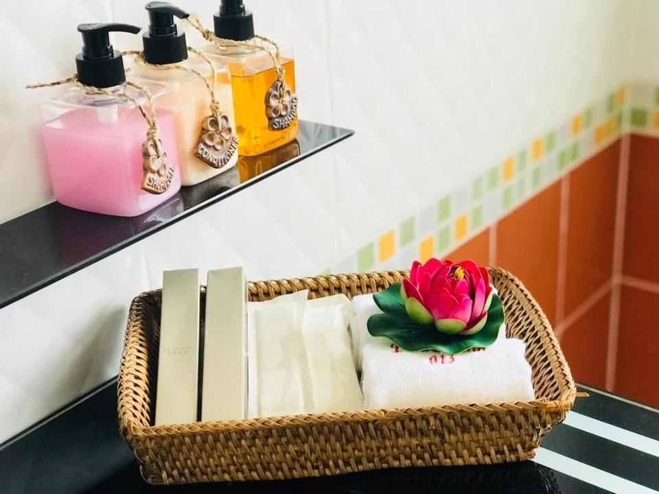 Shower, free toiletries, towels