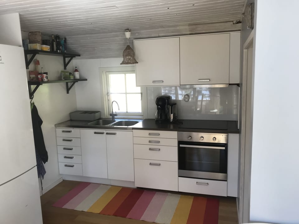 Fisherman's cabin | Private kitchen | Full-size fridge, microwave, oven, stovetop