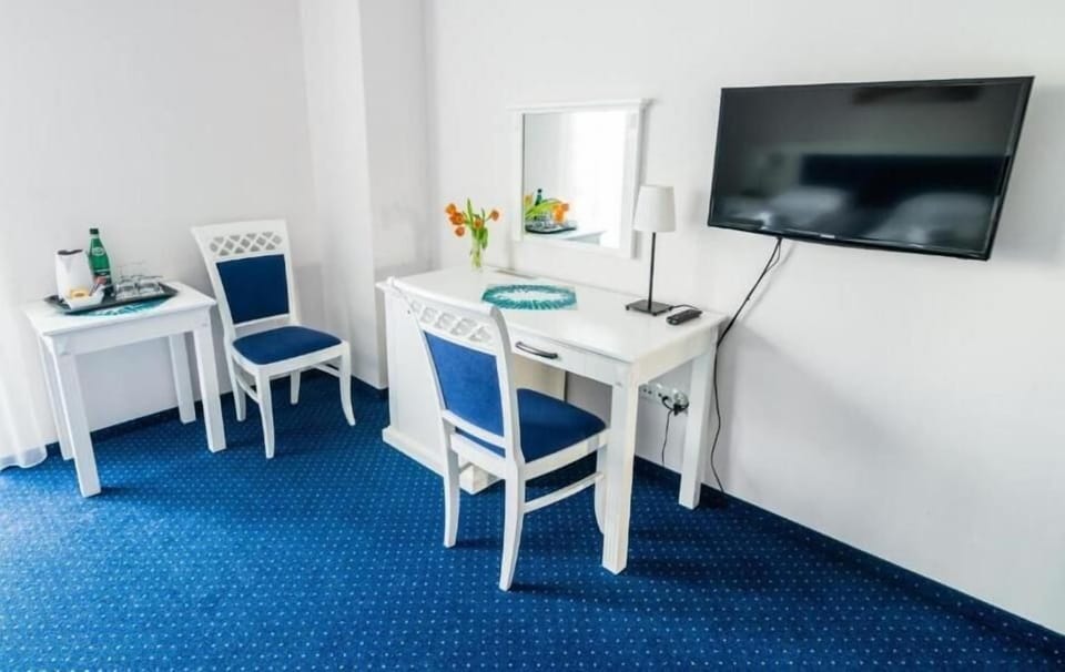 Double or Twin Room, Balcony, Canal View | Interior