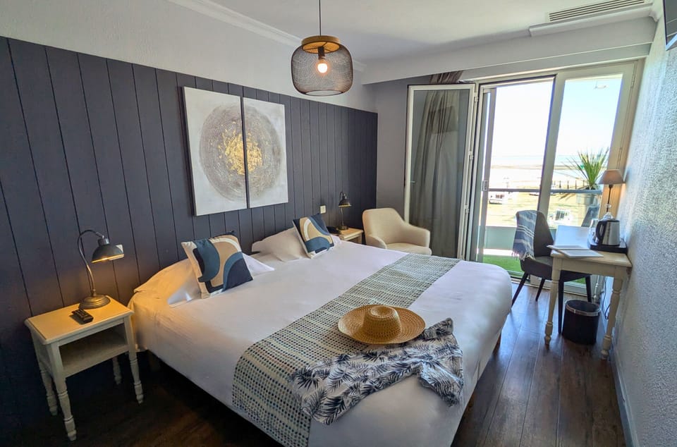 Superior Room | In-room safe, individually decorated, individually furnished, desk