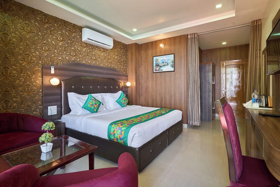 Deluxe Room | Desk, blackout drapes, iron/ironing board, rollaway beds