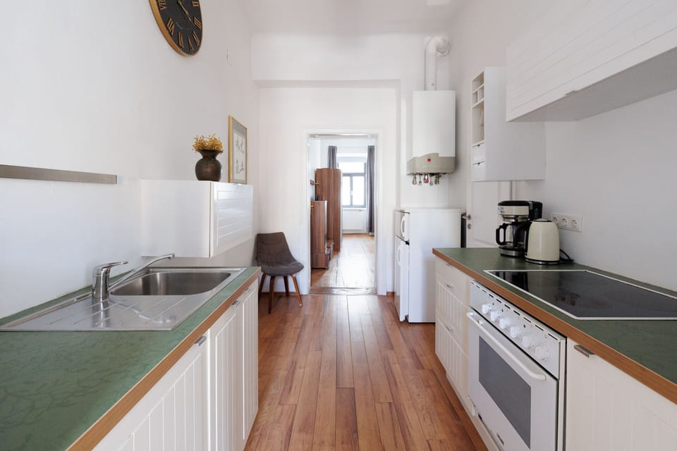 Suite am Naschmarkt | Private kitchen | Fridge, microwave, oven, stovetop