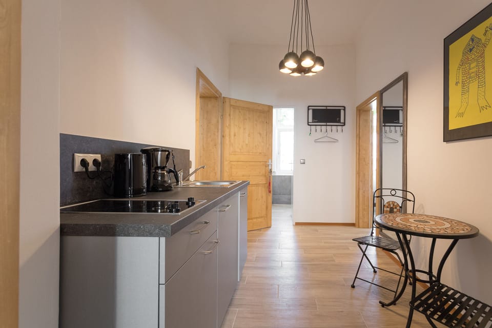 Vintage Apartment am Naschmarkt | Private kitchenette | Fridge, microwave, oven, stovetop