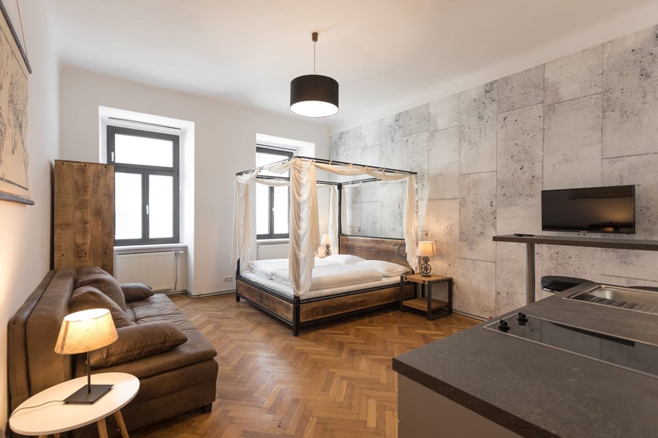 Vintage Studio am Naschmarkt | Iron/ironing board, WiFi (free), bed sheets