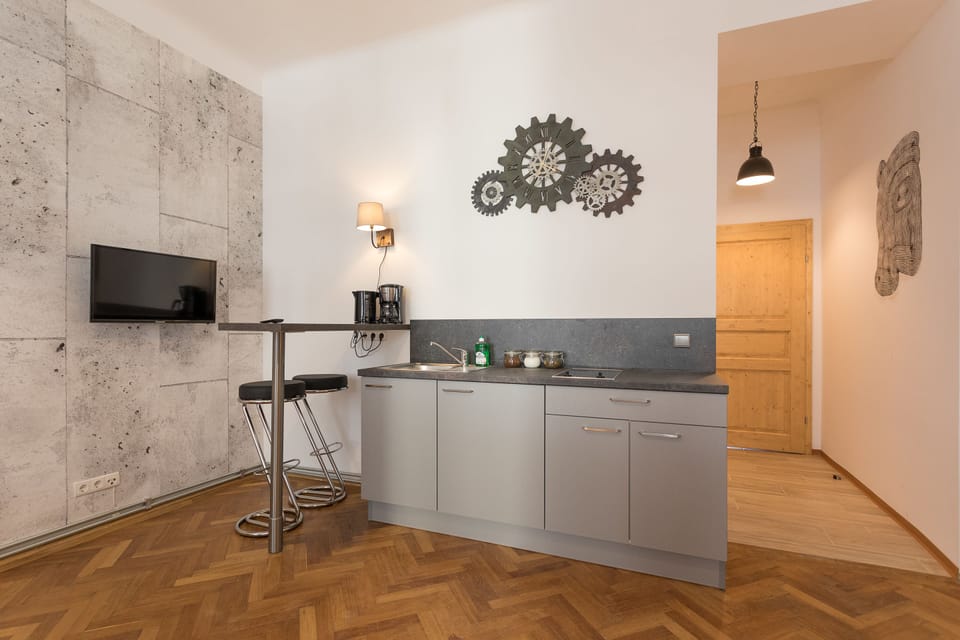 Vintage Studio am Naschmarkt | Private kitchenette | Fridge, microwave, oven, stovetop