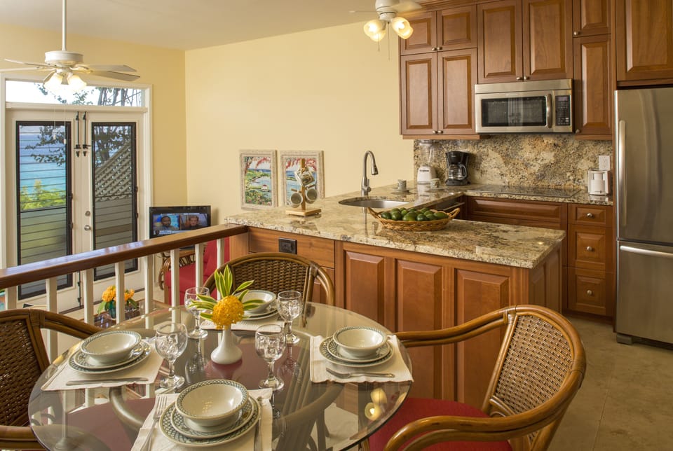 Ocean Lower - King Bed & Sofa Bed | Private kitchen | Full-size fridge, microwave, stovetop, dishwasher