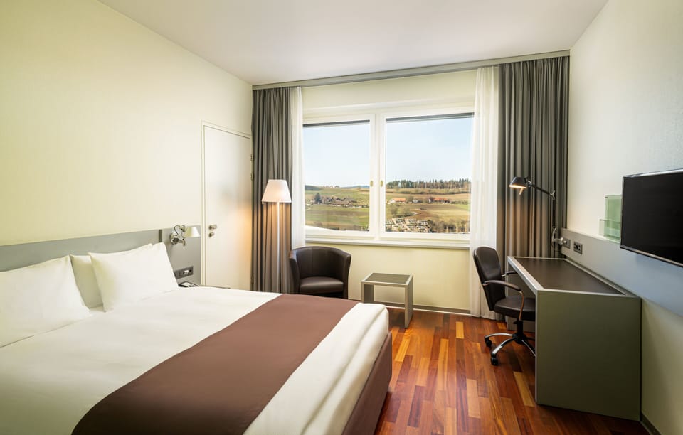 Hypo-allergenic bedding, in-room safe, desk, laptop workspace