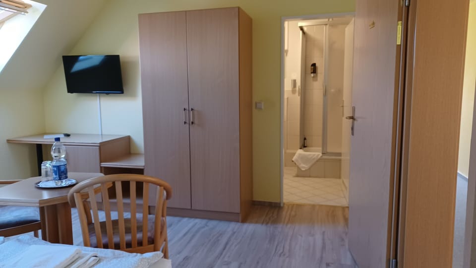 Standard Double Room | Living area | 40-inch flat-screen TV with cable channels