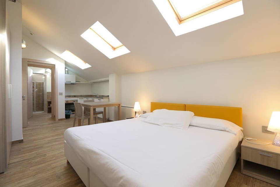Desk, soundproofing, free WiFi, bed sheets