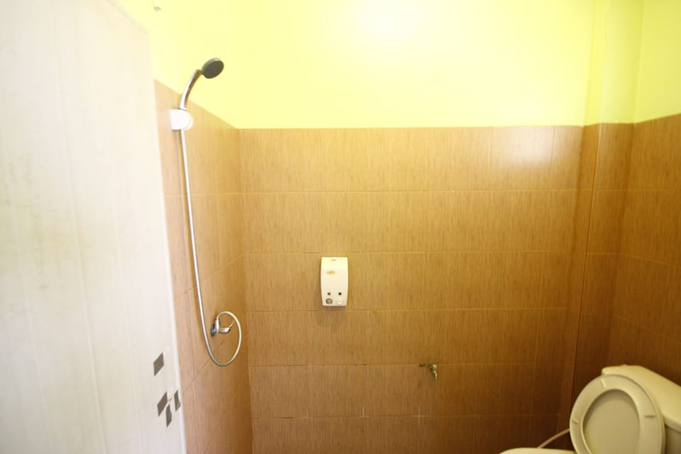 Standard Double Room | Bathroom | Shower, free toiletries, towels