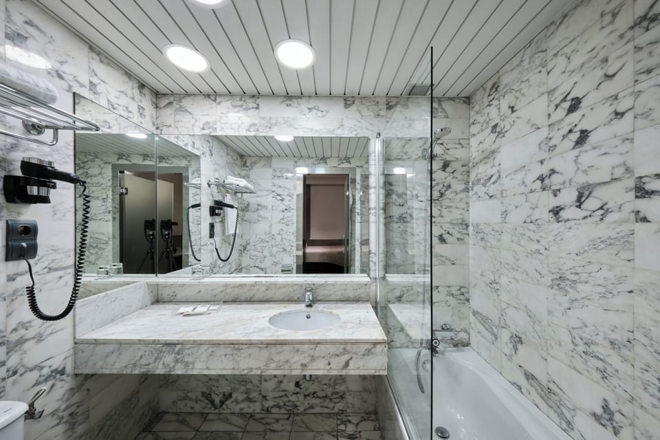 Single Room | Bathroom | Rainfall showerhead, eco-friendly toiletries, hair dryer, towels