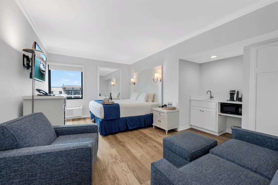 Junior Suite with King bed | Pillowtop beds, in-room safe, desk, iron/ironing board