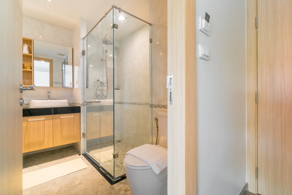 Separate tub and shower, free toiletries, hair dryer, bathrobes