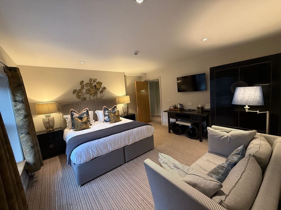 Superior Double Room, Ensuite, Canal View