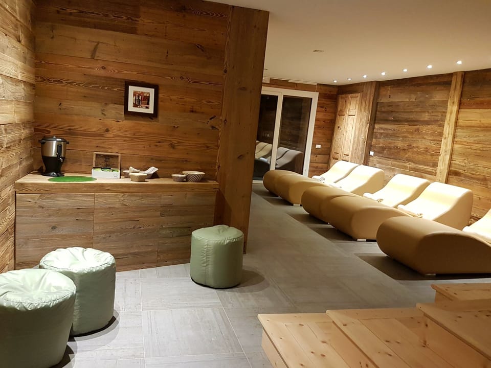 Sauna, Turkish bath, body treatments, aromatherapy, hot stone massages