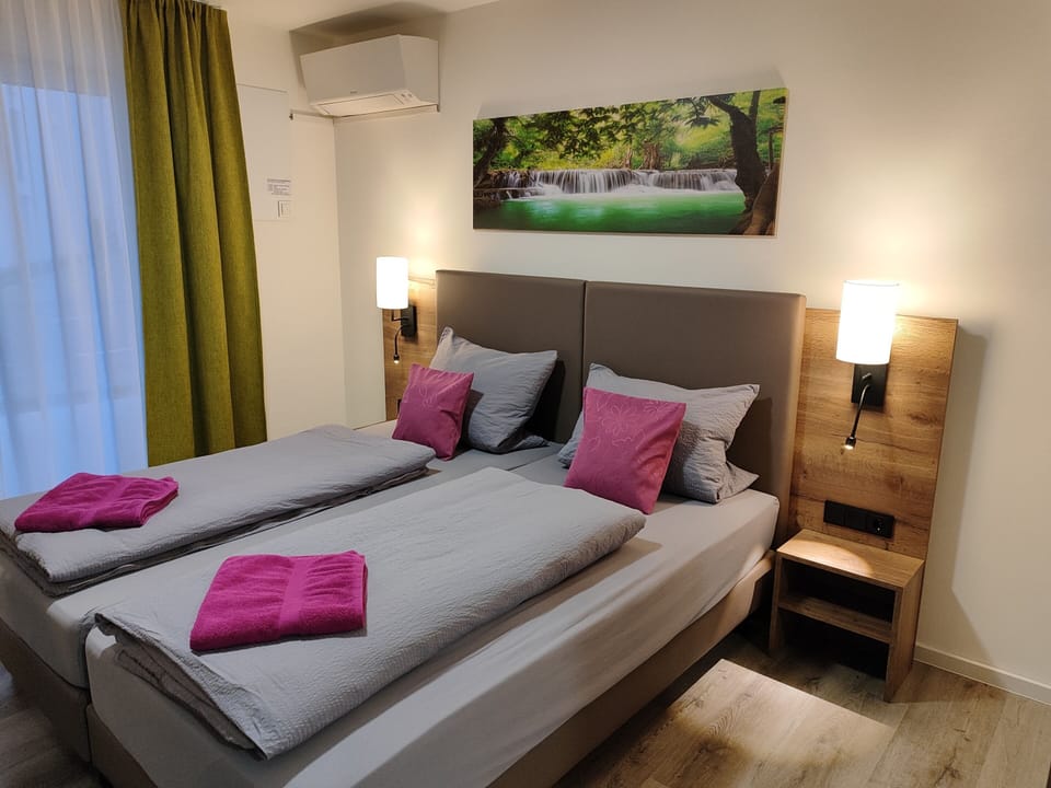 1 bedroom, desk, laptop workspace, free WiFi