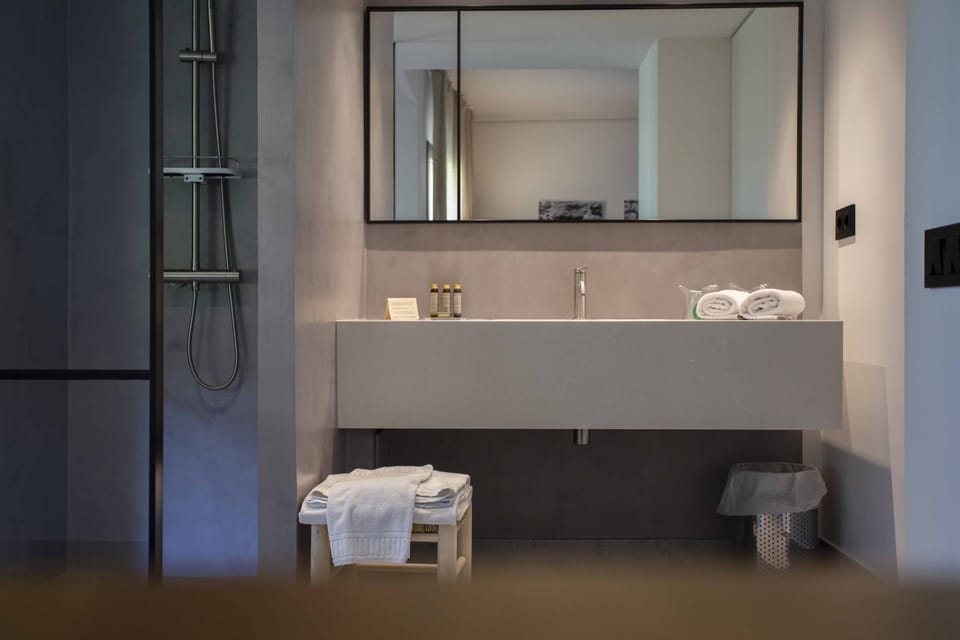 Minibar, in-room safe, desk, iron/ironing board