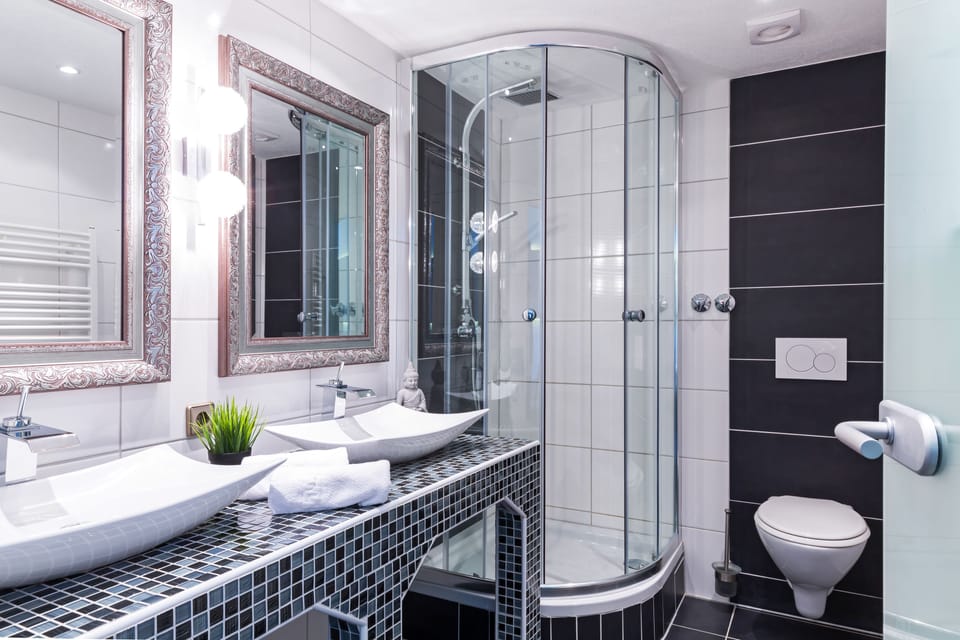Superior Triple Room | Bathroom | Shower, free toiletries, hair dryer, towels