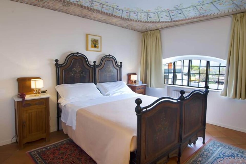 Minibar, in-room safe, soundproofing, free WiFi
