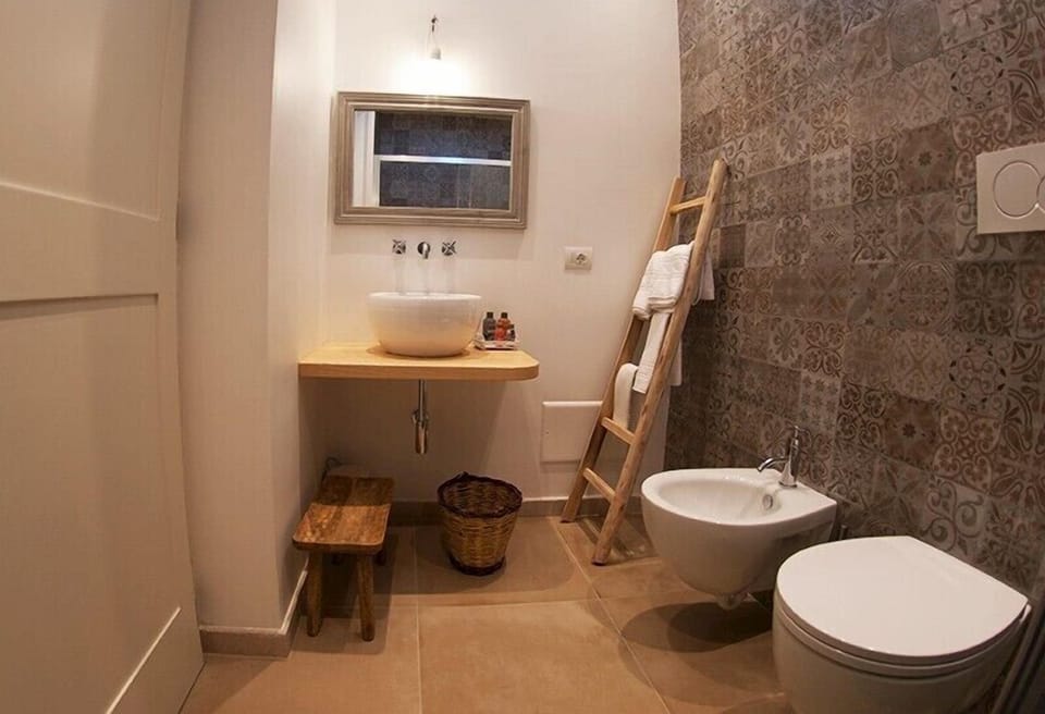 Deluxe Double Room, 1 Queen Bed | Bathroom | Shower, free toiletries, hair dryer, bathrobes