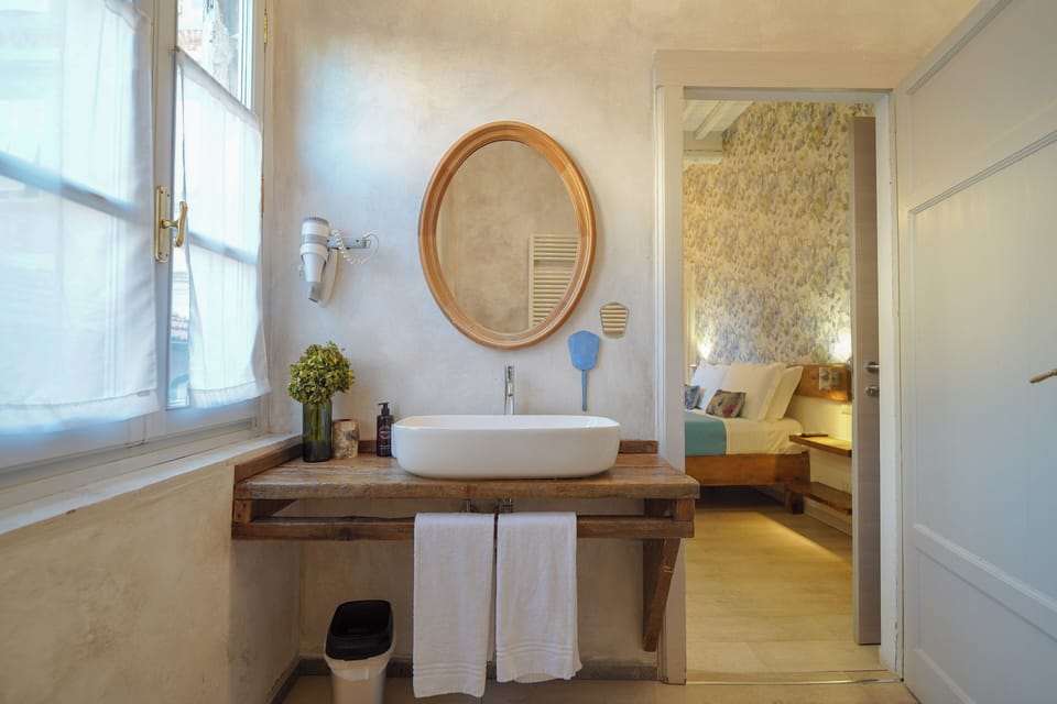Superior Double Room (Blue Room) | Bathroom | Shower, rainfall showerhead, free toiletries, hair dryer