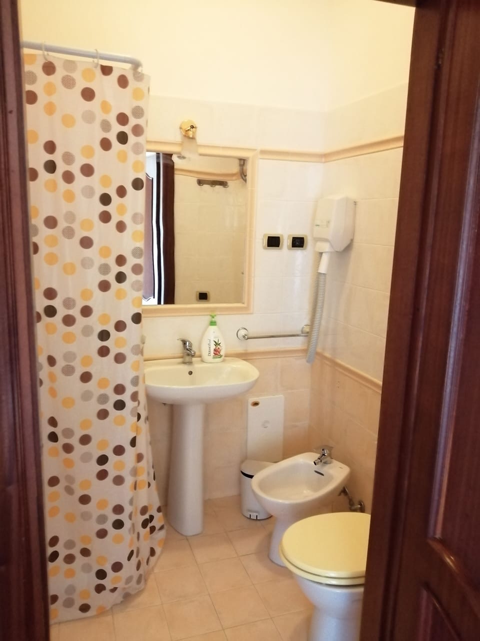 Triple Room | Bathroom | Shower, rainfall showerhead, hair dryer, bidet