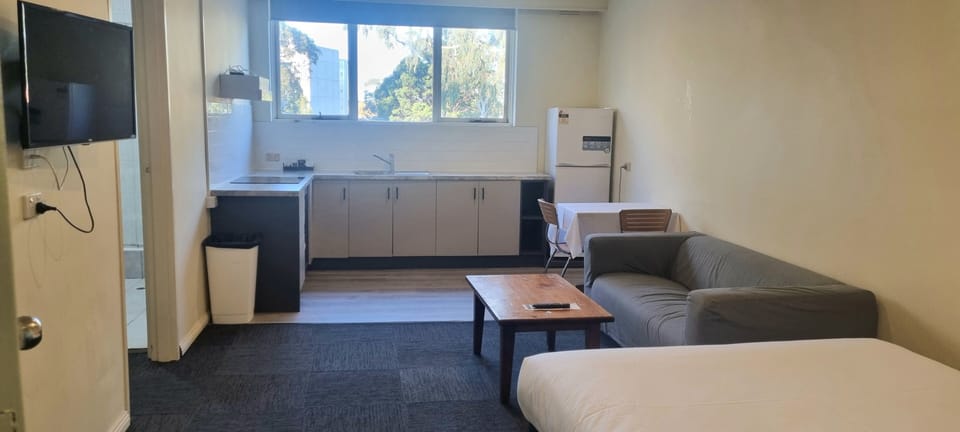 Serviced Apartment  | Private kitchenette | Fridge, microwave, coffee/tea maker, electric kettle