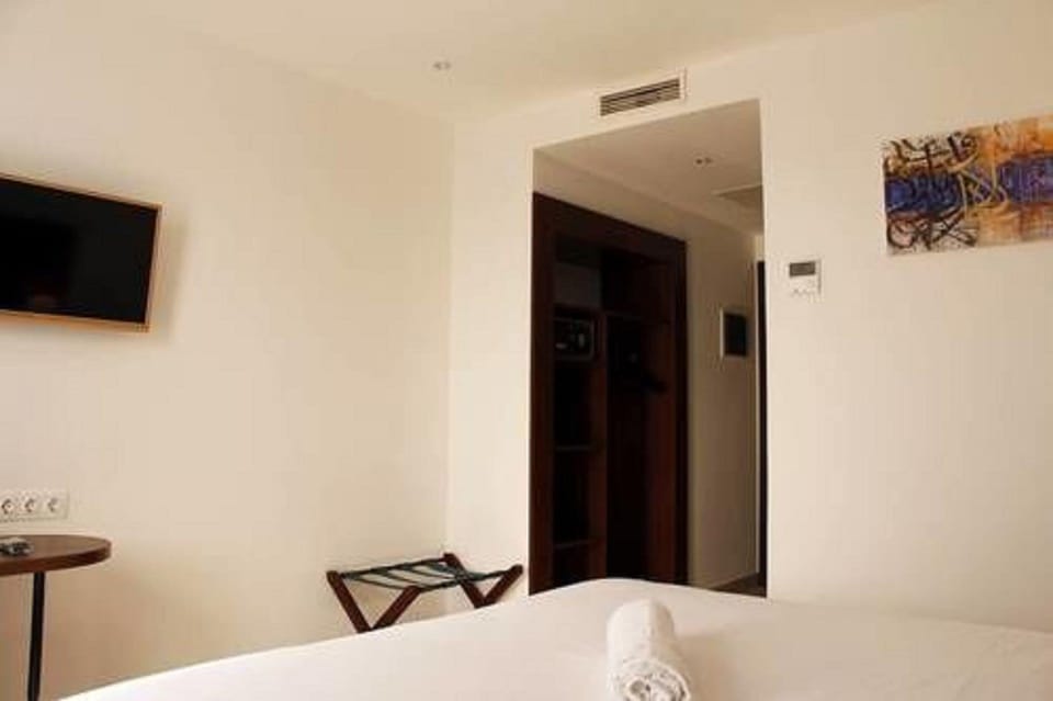 Minibar, in-room safe, desk, cribs (free)