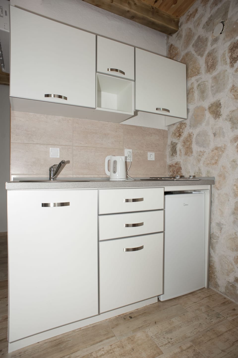 Deluxe Studio, Terrace, Pool View | Private kitchenette | Fridge, stovetop, coffee/tea maker, electric kettle