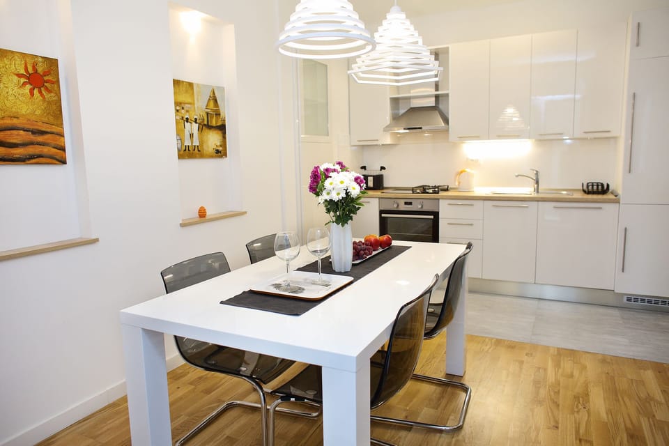 Luxury Apartment, 2 Bedrooms | 1 bedroom, in-room safe, soundproofing, iron/ironing board