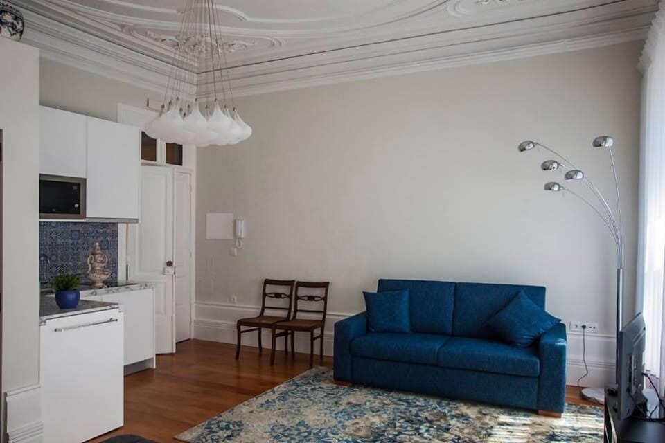 Deluxe Studio, 1 Queen Bed with Sofa bed, Partial Sea View, Beachside | Living area | Flat-screen TV