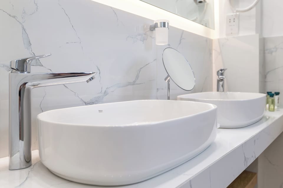 Standard Triple Room, City View | Bathroom | Designer toiletries, hair dryer, bathrobes, slippers