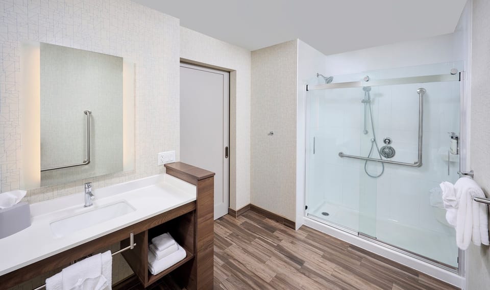 Standard Room, 1 King Bed, Transfer Shower, Non Smoking (Mobility, Transfer Shower) | Bathroom | Free toiletries, hair dryer, towels, soap