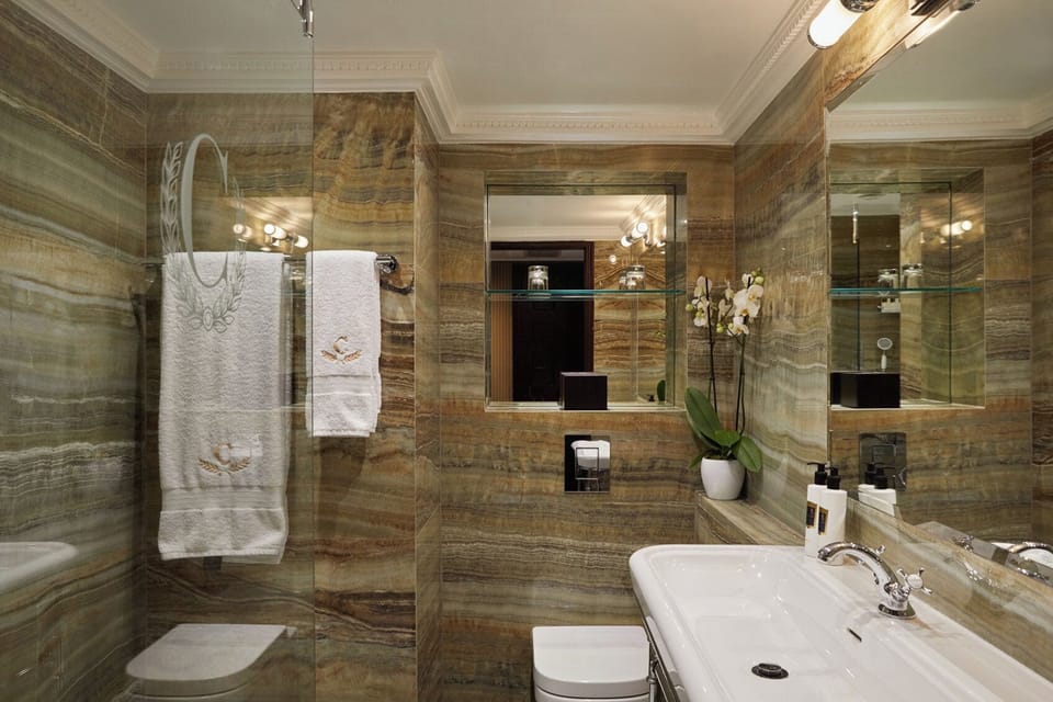 Classic Double Room | Bathroom | Combined shower/tub, eco-friendly toiletries, hair dryer, bathrobes