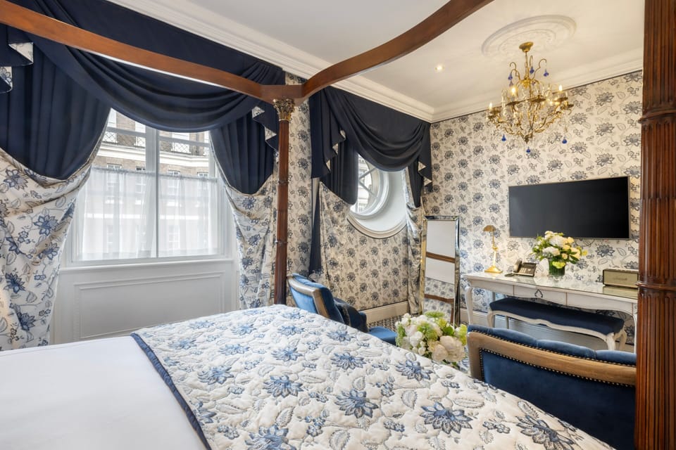 Executive Suite | Premium bedding, down comforters, in-room safe, desk