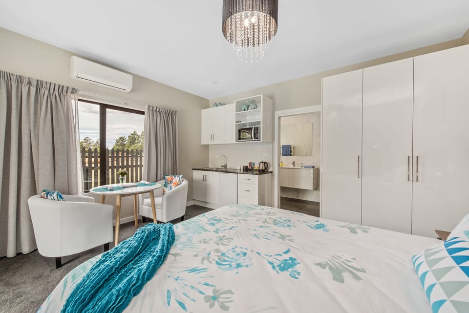 Deluxe Studio Suite, 1 Queen Bed, Pool View (The Lomond) | Minibar, soundproofing, iron/ironing board, free WiFi