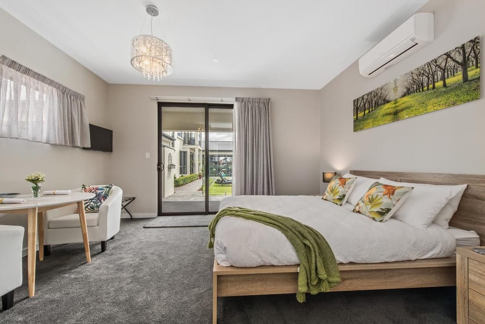 Minibar, soundproofing, iron/ironing board, free WiFi